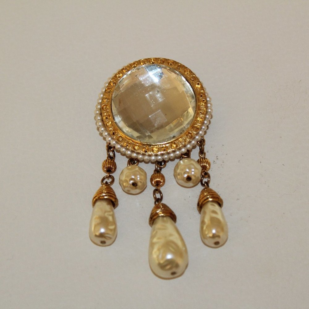 BEAUTIFUL GOLD TONE LARGE CLEAR STONE FAUX PEARL DROP STATEMENT PIN BROOCH